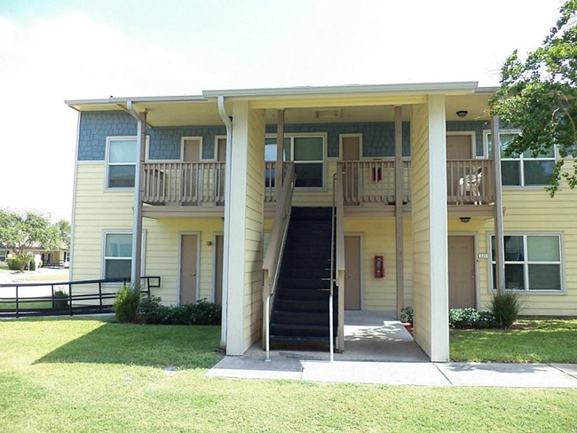 Building Photo - 655 Castle Park Dr