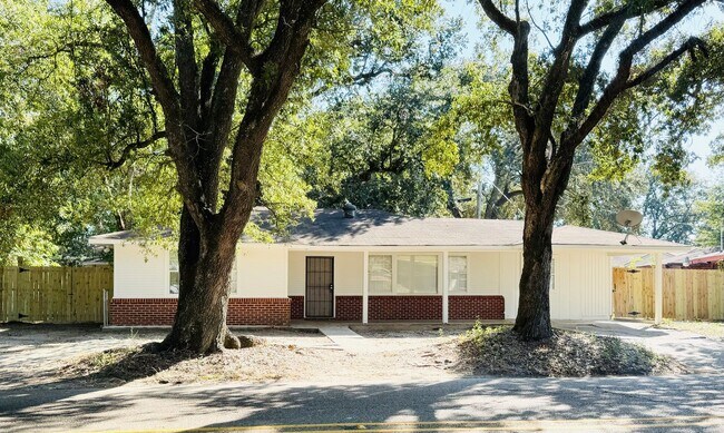 Foto del edificio - 4216 Fairfields Ave