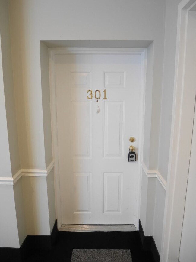 Building Photo - PRIME LOCATION! Two Bedroom Condo- Old Ell...
