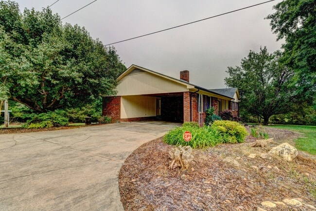Building Photo - 552 Old Stubbs Rd