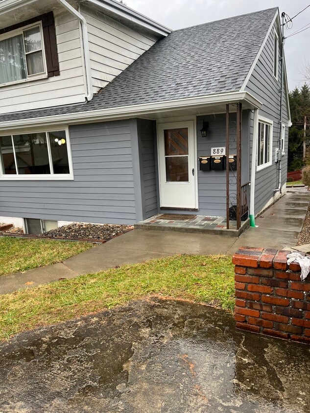 Primary Photo - 889 Ivy Ave