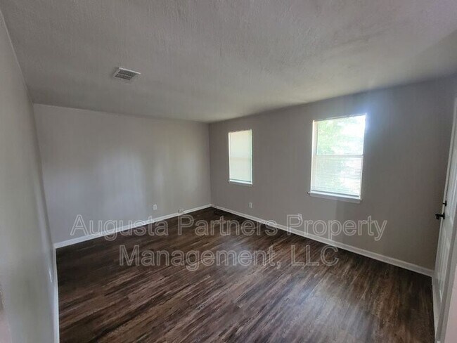 Foto del edificio - ~153 Stoneybrooks Pl