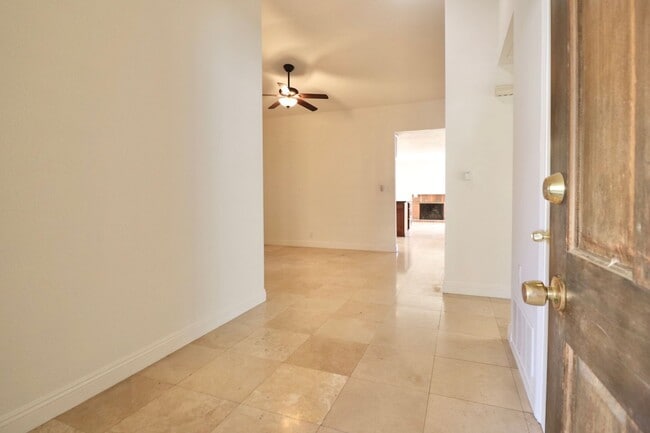 Foto del edificio - Please Do Not Disturb Occupants - Spacious 3-Bedroom + Den Home in the Heart of Newbury Park – Co...