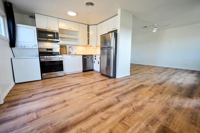 Fully Renovated Kitchen with nice open floor plan - 1116 E Fountain Blvd