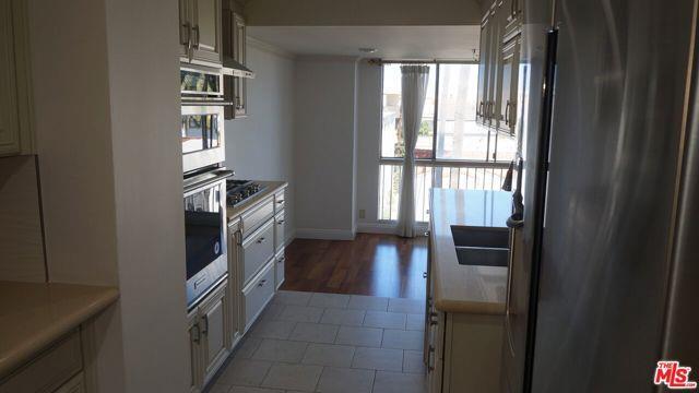 Building Photo - 137 S Palm Dr