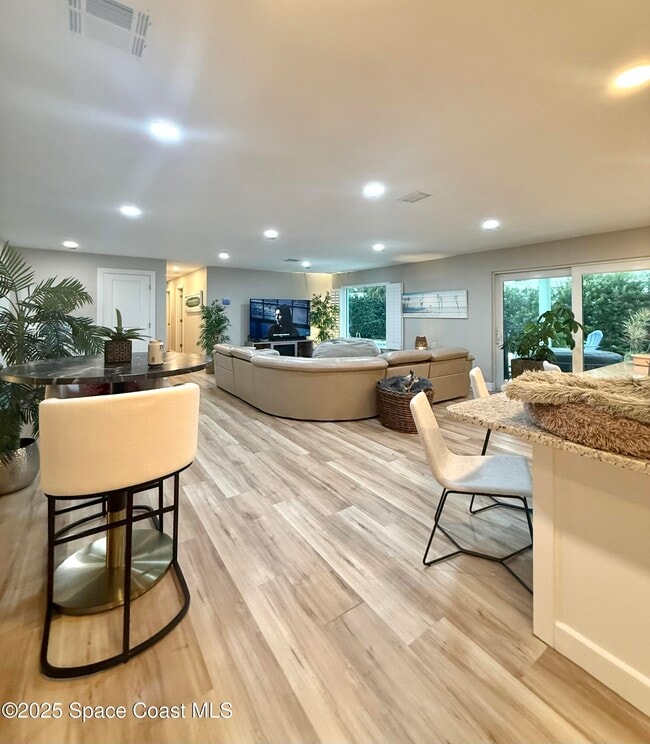 Foto del edificio - 537 Royal Palm Blvd