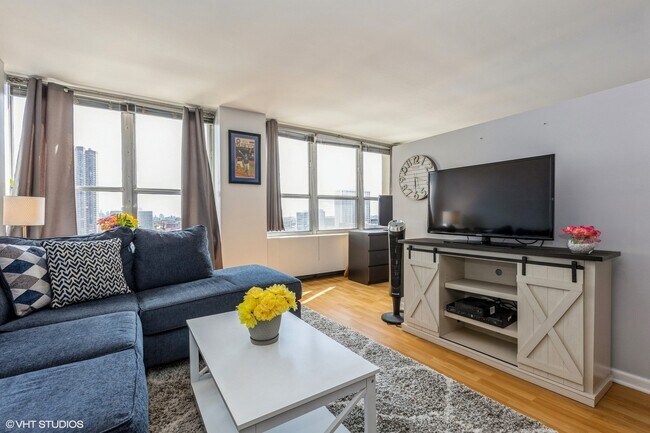 Photo - 655 W Irving Park Rd Townhome