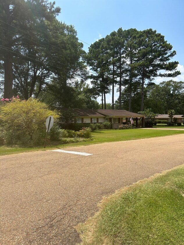 Building Photo - 1360 Sunset Dr