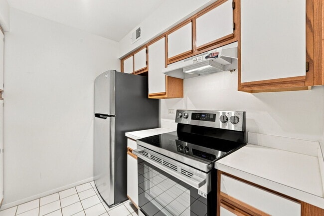 Building Photo - 6109 Knoll Wood Rd