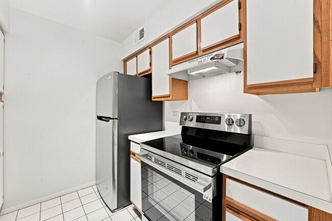 Foto del edificio - 6109 Knoll Wood Rd