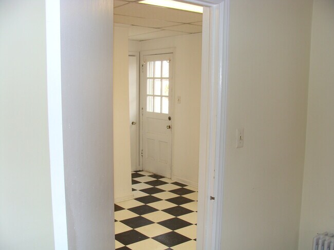 Building Photo - 677 Deer St