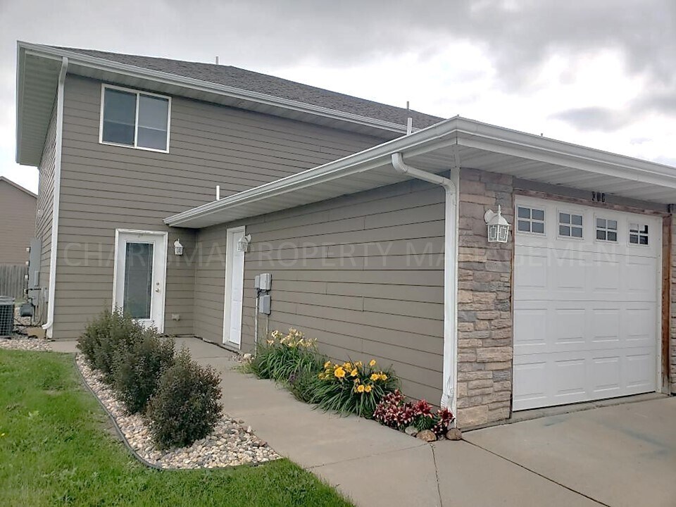 Foto principal - LOOKING FOR MORE SPACE? TRY US! 3 BD, 2 BA...