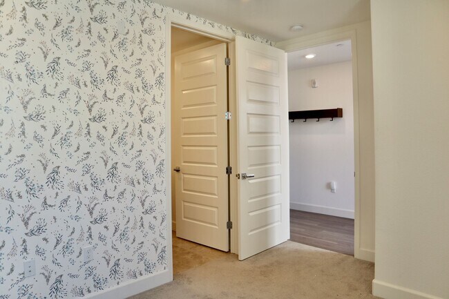 Foto del edificio - Gorgeous 3-story Townhome Available for Re...