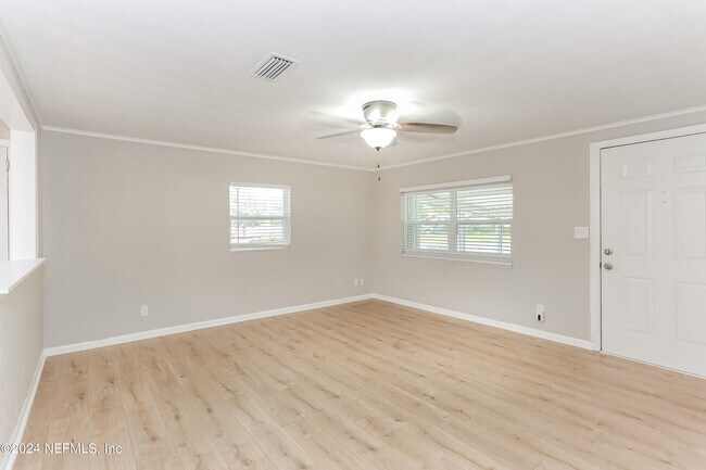 Building Photo - 303 Renne Dr N
