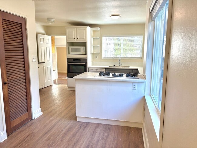 Building Photo - Powellhurst-Gilbert Updated 4 Bedroom/2 Ba...