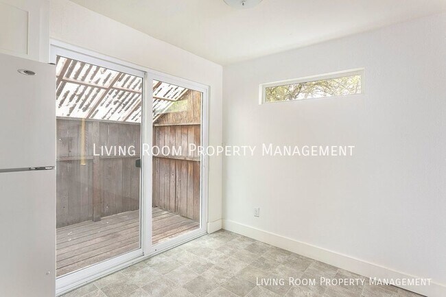 Building Photo - Spacious Mid-Century Duplex Steps from Haw...