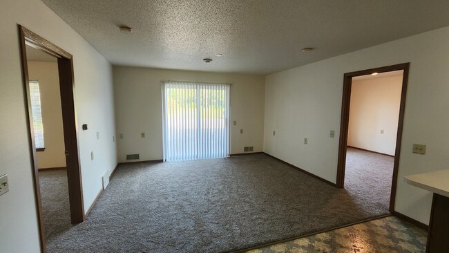 Building Photo - Large 2 Bedroom, 1.5 Bathroom Apartment wi...