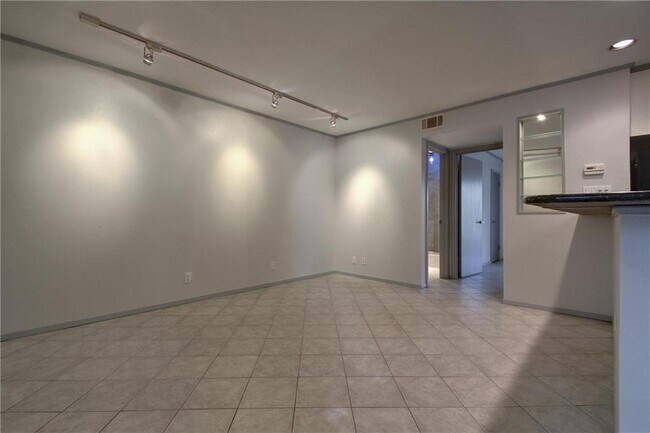 Foto del edificio - 500 E Riverside Dr