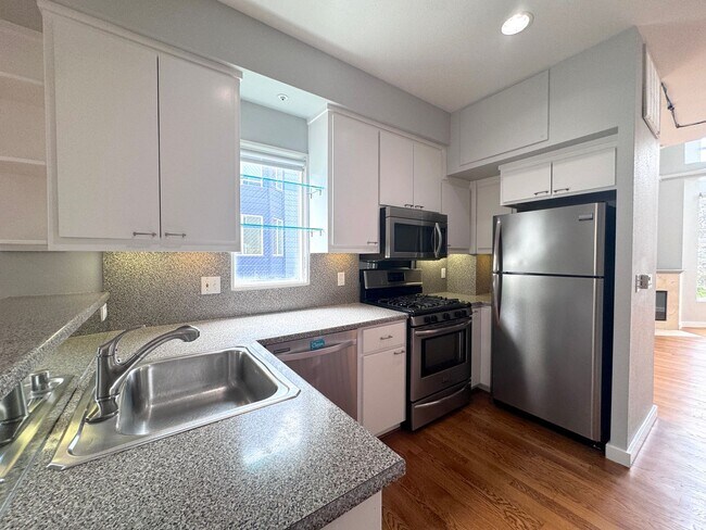 Building Photo - Mission / Potrero: 2 Bed/2 Bath Tri-Level ...