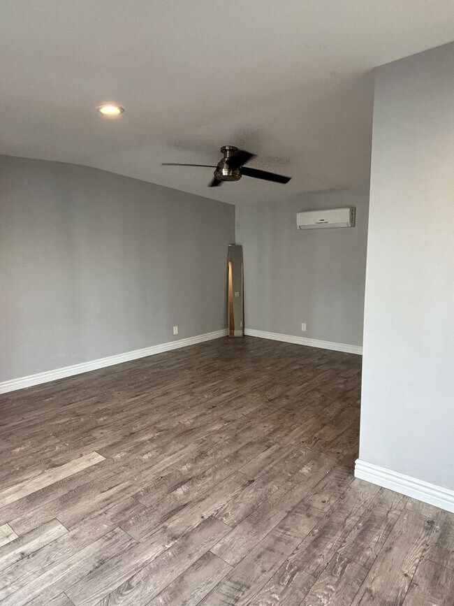 Foto del edificio - MARKEITNG SPECIAL $500 OFF SECOND MONTHS RENT - Charming & Private Backhouse Studio in Desirable ...