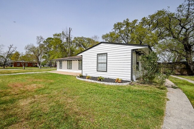 Building Photo - 7471 Lakehurst Dr