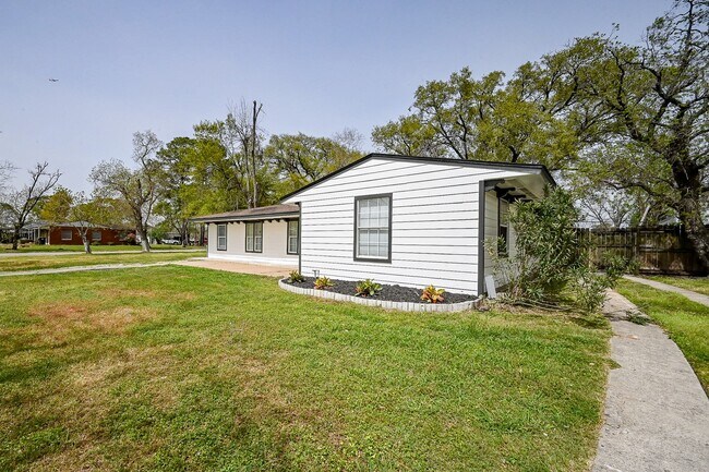 Foto del edificio - 7471 Lakehurst Dr