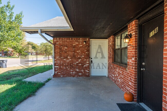 Foto del edificio - 1158 N Edwards