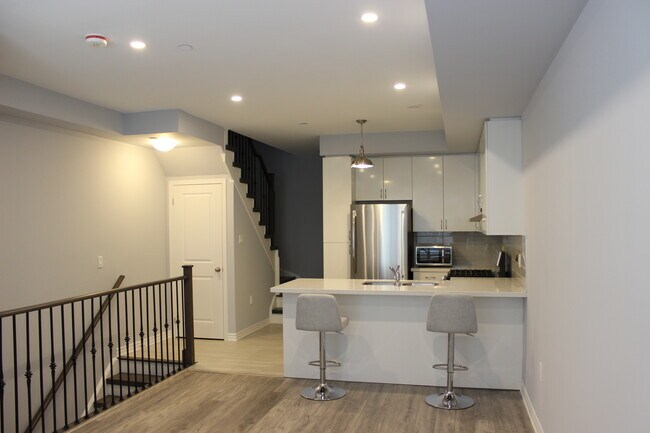 Photo du bâtiment - Executive Townhouse w/ Beautiful Upgrades
