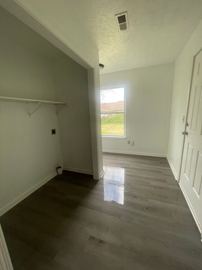 Foto del edificio - Available Now 3 Bedroom 2 Bath home just m...