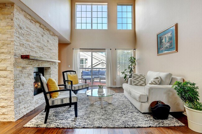 Foto del edificio - Beautiful luxury townhome style condominiu...