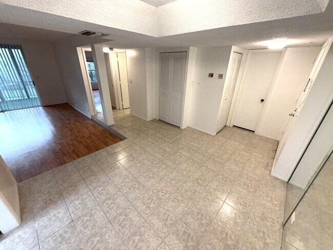 Building Photo - 3670 Inverrary Dr
