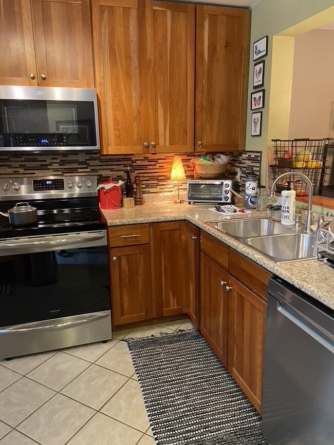 New stainless appliances, cherry cabinets go to the ceiling - 105 Sugar Tree Ln