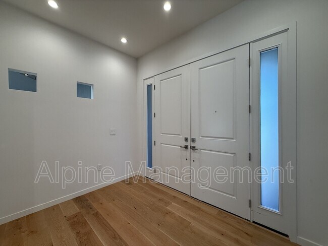 Foto del edificio - 1163 W Iowa Ave