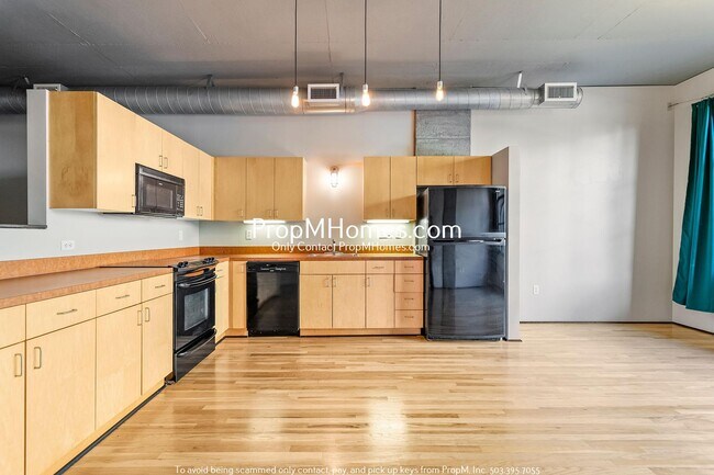 Building Photo - One Bedroom Loft w/ City Views in the Pear...