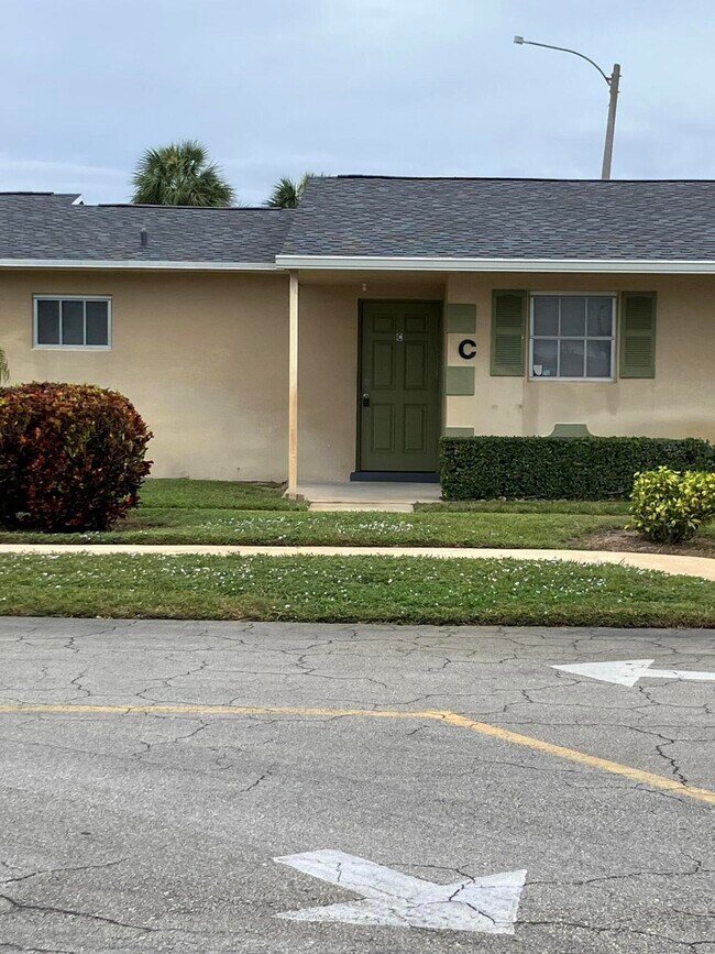 Building Photo - 5483 Cresthaven Blvd