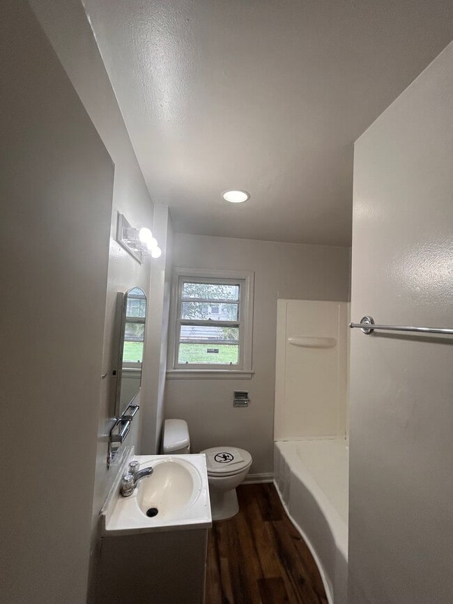 Foto del edificio - 4204 Robinwood Dr