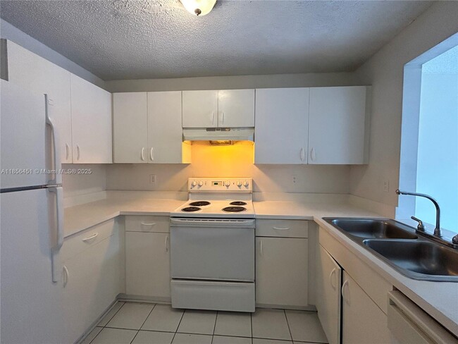 Foto del edificio - 910 Cypress Way E