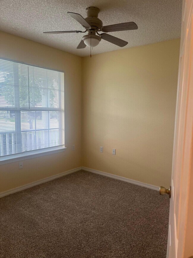 Foto del edificio - 5575 Meadow Creek Pl