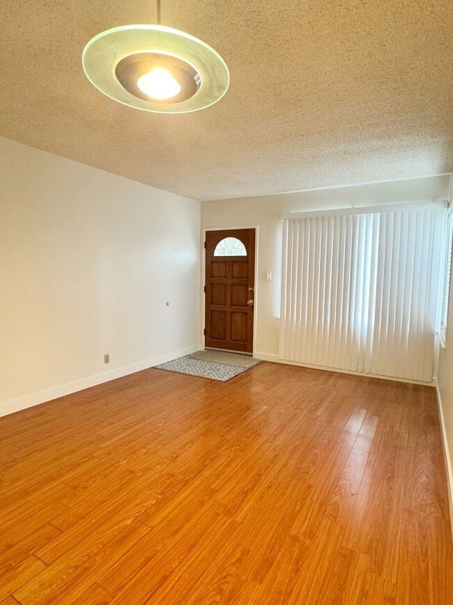 Foto del edificio - Charming 3-Bedroom Front Home in Lakewood