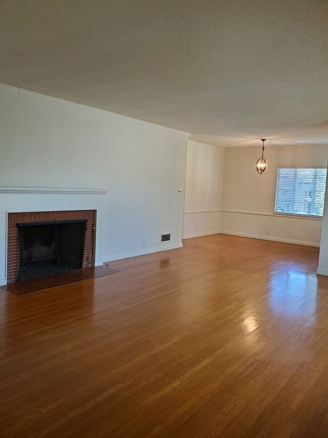 Foto del edificio - Charming  3-Bedroom home in Prime Burbank ...