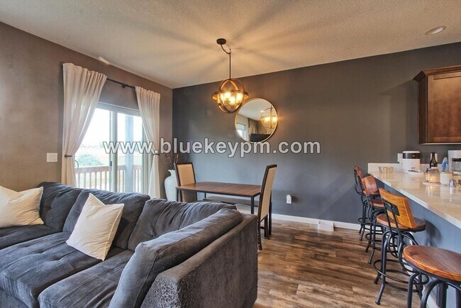 Building Photo - 3 Bed, 2.5 Bath Overlooking Gee Creek Gree...