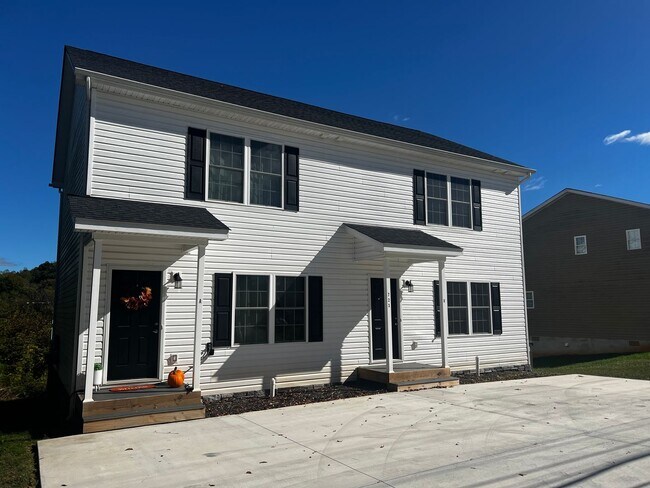 Foto del edificio - 723 Burks Hill Rd