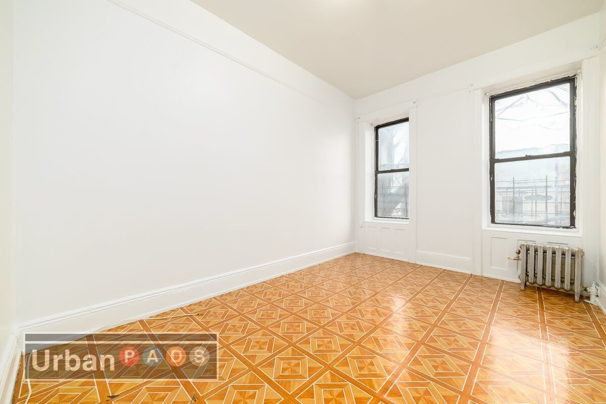 Primary Photo - 178 Bay 23rd St