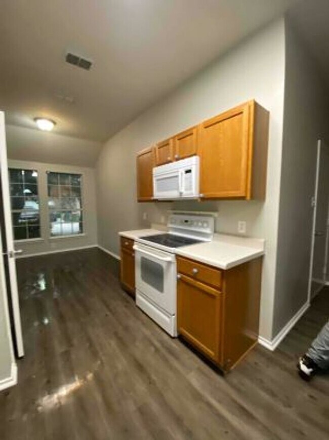 Foto del edificio - New flooring, ready to rent!