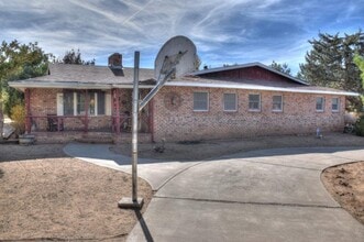 Building Photo - 1679 Valley View Dr