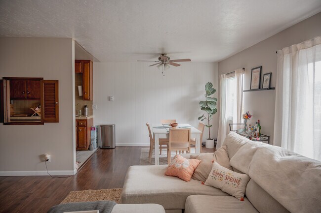 Building Photo - 340 Moss St