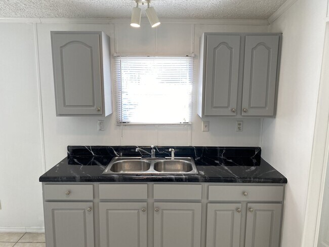 Foto del edificio - No Security Deposit option is available. J...