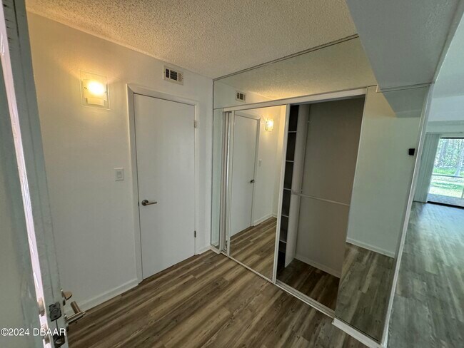 Foto del edificio - 275 Indigo Dr