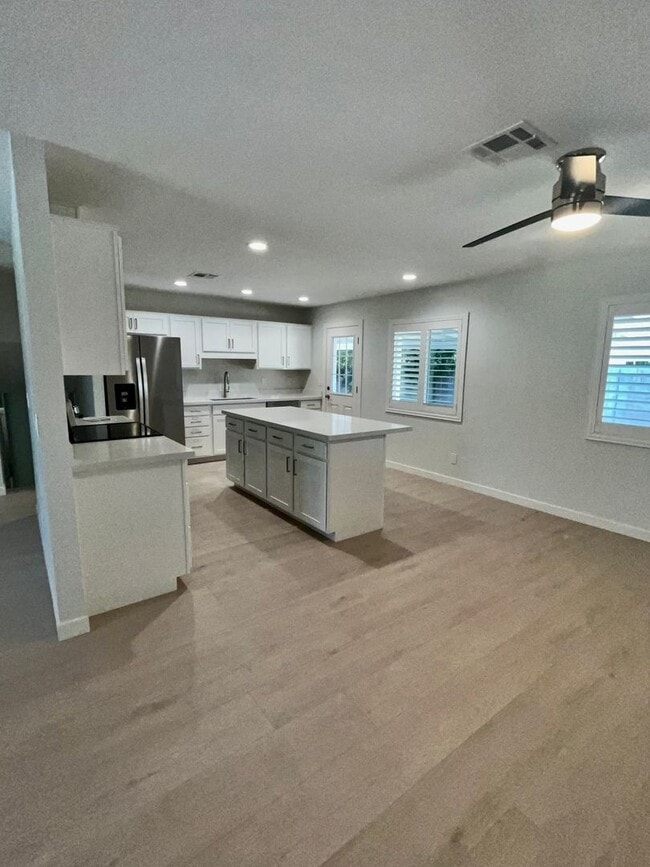 Building Photo - 121 E Santa Cruz Dr