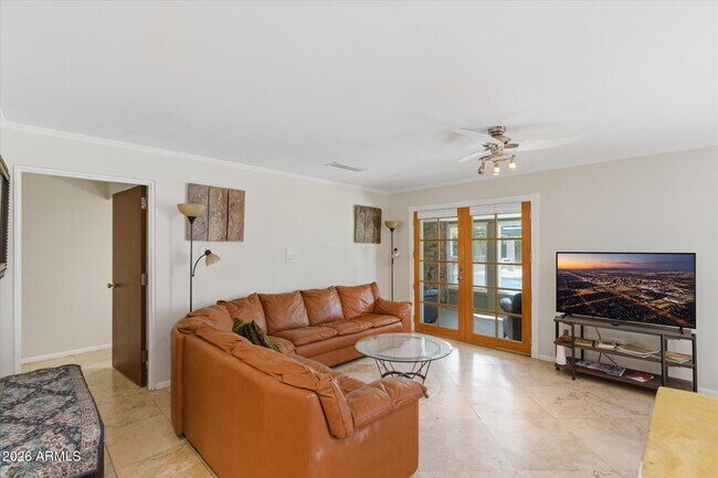 Building Photo - 4613 E Vernon Ave